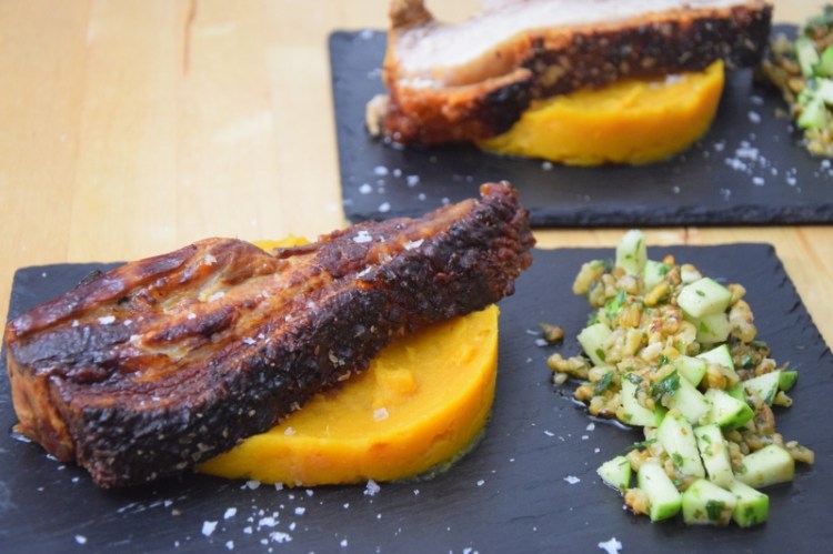 schweinebauch-mit-kurbispuree-und-apfel-walnuss-salsa-12