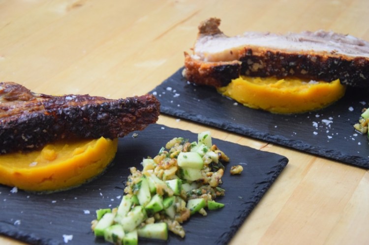 schweinebauch-mit-kurbispuree-und-apfel-walnuss-salsa-13