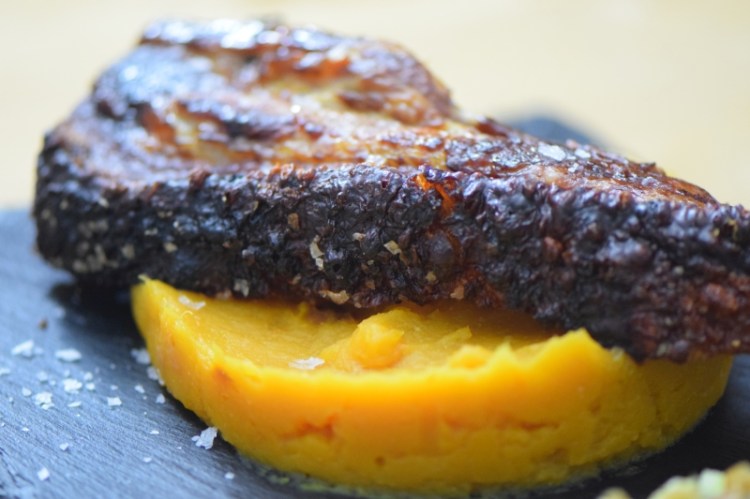 schweinebauch-mit-kurbispuree-und-apfel-walnuss-salsa-14