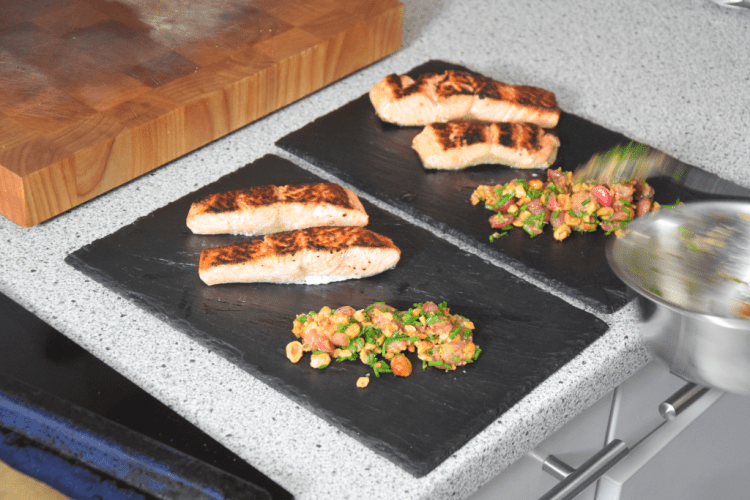 verkohlter-lachs-mit-weintrauben-salsa-4