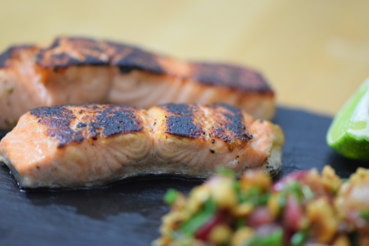 verkohlter-lachs-mit-weintrauben-salsa-8