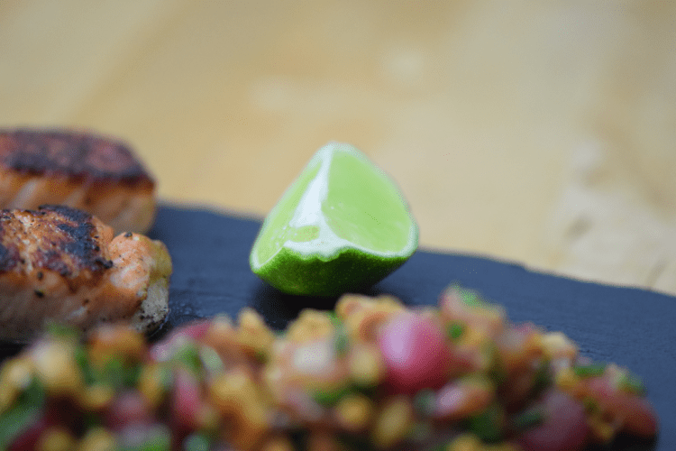 verkohlter-lachs-mit-weintrauben-salsa-9