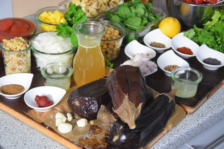 dreigangiges-menu-mit-einer-suppe-huhnerschnitzel-mit-drei-salaten-und-zwei-nachspeisen-1