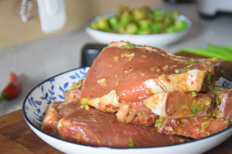 schweinskarree-mit-frittiertem-chili-und-rosenkohl-3