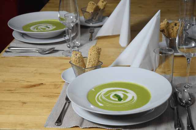 erbsensuppe-mit-ziegenkase-zigarillos-5