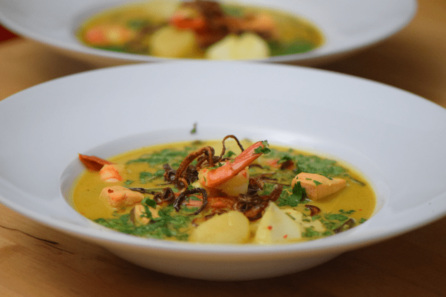 fischsuppe-mit-jakobsmuscheln-lachs-kabeljau-und-garnelen-10