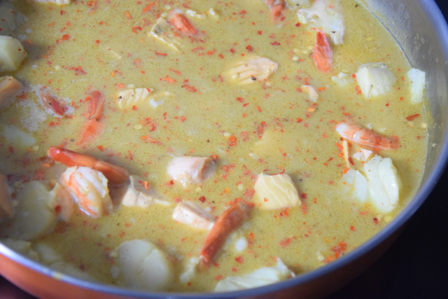 fischsuppe-mit-jakobsmuscheln-lachs-kabeljau-und-garnelen-3