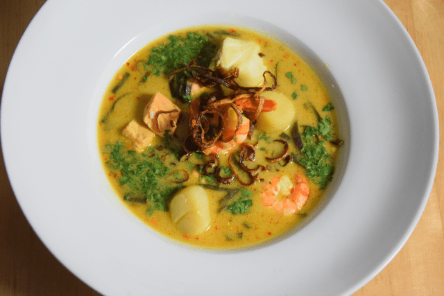 fischsuppe-mit-jakobsmuscheln-lachs-kabeljau-und-garnelen-5