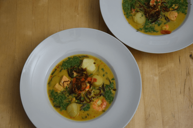 fischsuppe-mit-jakobsmuscheln-lachs-kabeljau-und-garnelen-6
