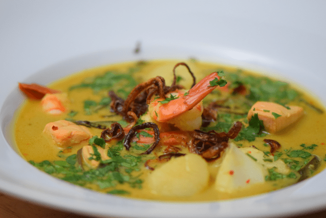 fischsuppe-mit-jakobsmuscheln-lachs-kabeljau-und-garnelen-9