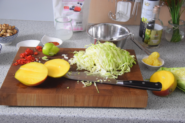 gebratenes-hahnchen-mit-mango-spitzkohlsalat-2