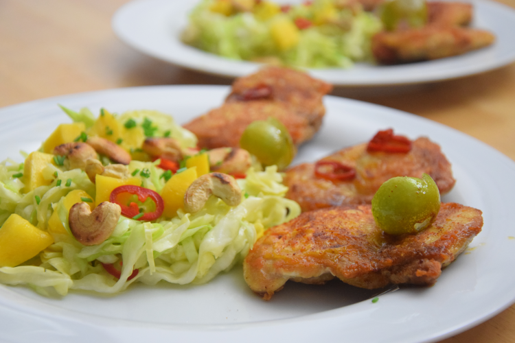 gebratenes-hahnchen-mit-mango-spitzkohlsalat-titel