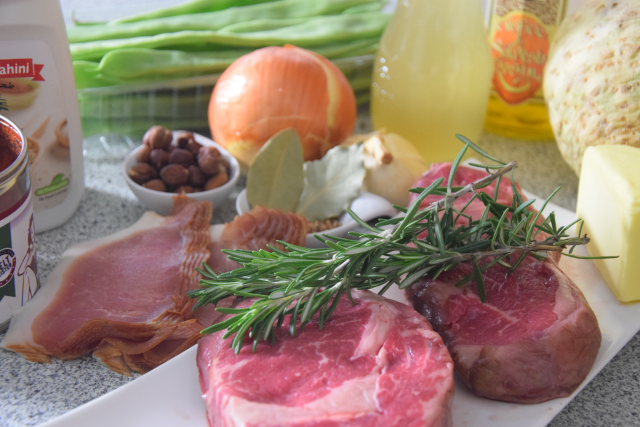 mit-speck-gefulltes-steak-selleriepuree-und-breite-bohnen-1