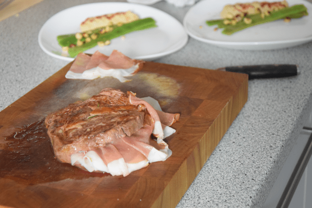 mit-speck-gefulltes-steak-selleriepuree-und-breite-bohnen-4