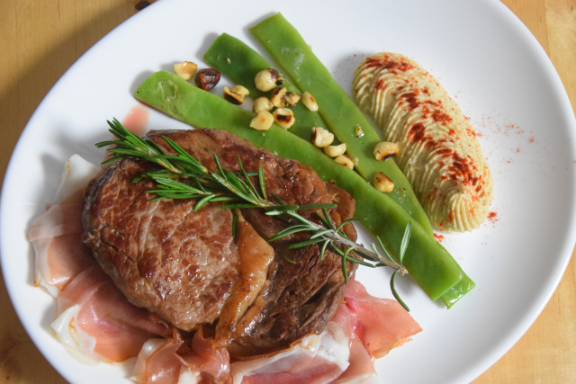 mit-speck-gefulltes-steak-selleriepuree-und-breite-bohnen-5
