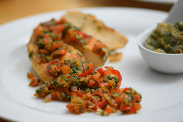 radicchiosalat-mit-beeren-hahnchen-mit-sardellen-salsa-10