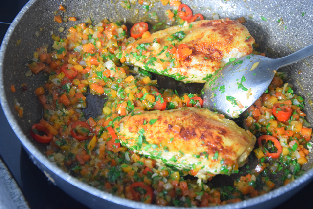 radicchiosalat-mit-beeren-hahnchen-mit-sardellen-salsa-6