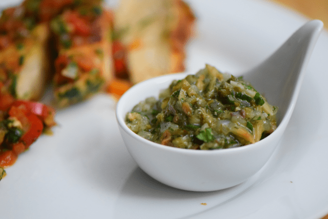 radicchiosalat-mit-beeren-hahnchen-mit-sardellen-salsa-9