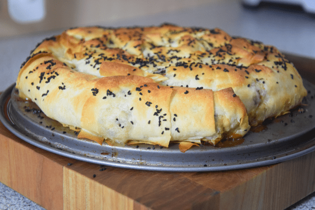 rubengulasch-mit-kolbasz-kasecreme-und-mangoldschnecke-12