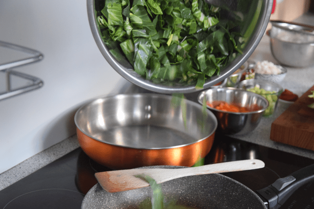 rubengulasch-mit-kolbasz-kasecreme-und-mangoldschnecke-5