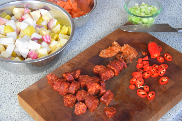 rubengulasch-mit-kolbasz-kasecreme-und-mangoldschnecke-8