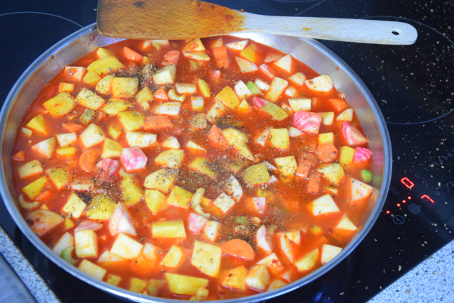 rubengulasch-mit-kolbasz-kasecreme-und-mangoldschnecke-9