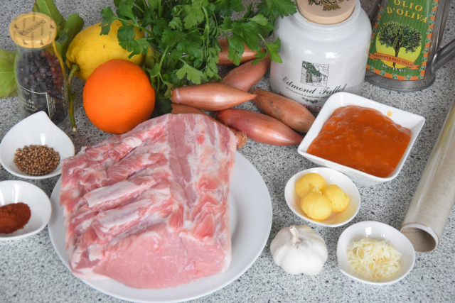 schweinskarree-mit-senf-marillen-chutney-und-apfelkraut-1