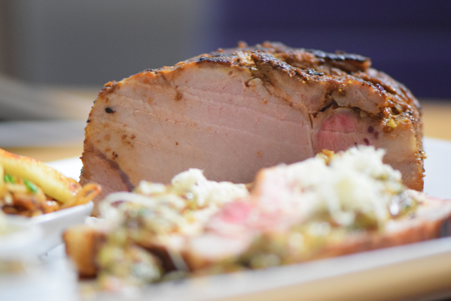 schweinskarree-mit-senf-marillen-chutney-und-apfelkraut-10