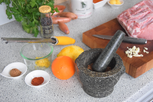 schweinskarree-mit-senf-marillen-chutney-und-apfelkraut-2