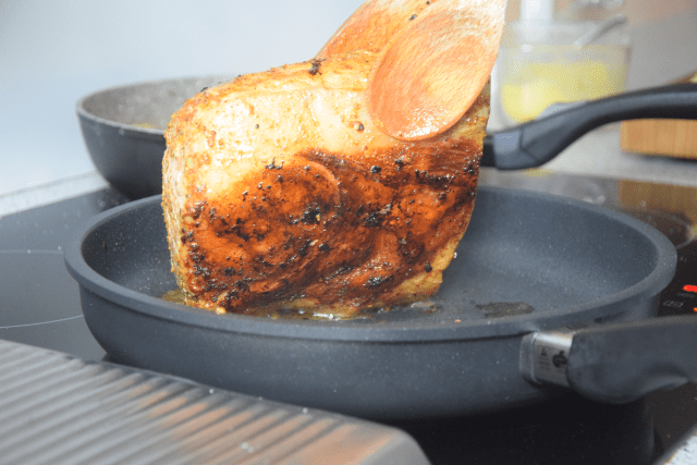 schweinskarree-mit-senf-marillen-chutney-und-apfelkraut-5