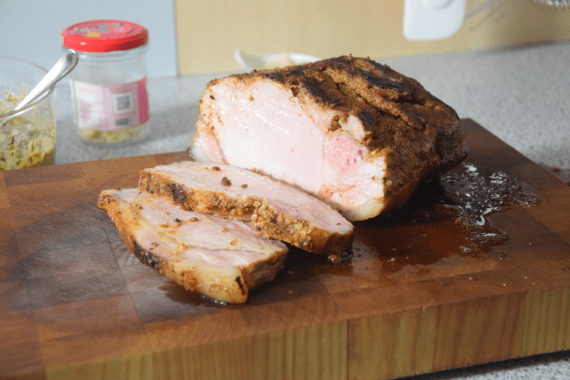 schweinskarree-mit-senf-marillen-chutney-und-apfelkraut-6