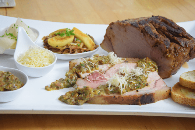 schweinskarree-mit-senf-marillen-chutney-und-apfelkraut-7