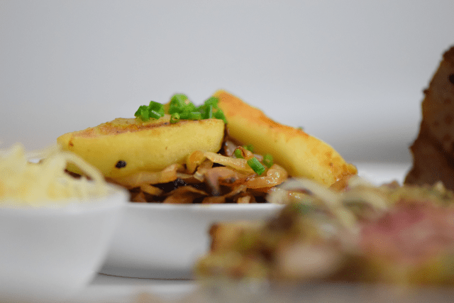 schweinskarree-mit-senf-marillen-chutney-und-apfelkraut-9