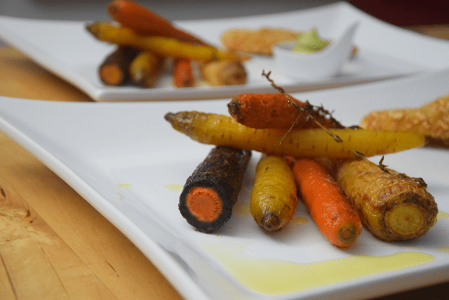 hahnchen-mit-avocado-creme-konfierte-karotten-10