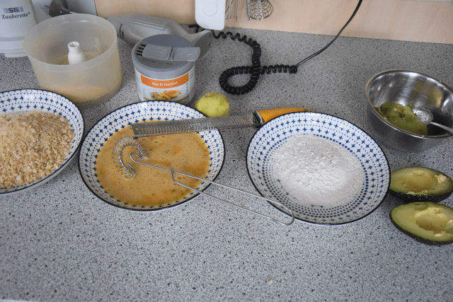 hahnchen-mit-avocado-creme-konfierte-karotten-3