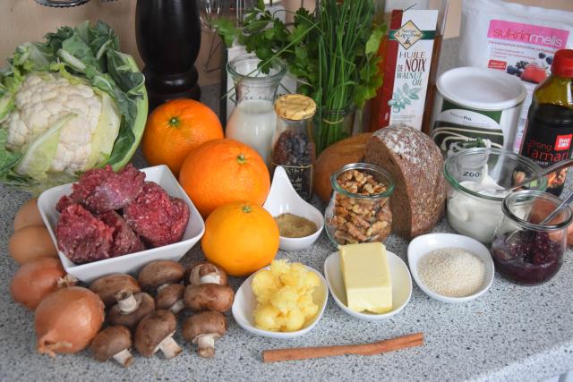 Hirschfrikadellen mit Preiselbeerschmand und Blumenkohlsalat ... Hirschfrikadellen mit Preiselbeerschmand und Blumenkohlsalat ...