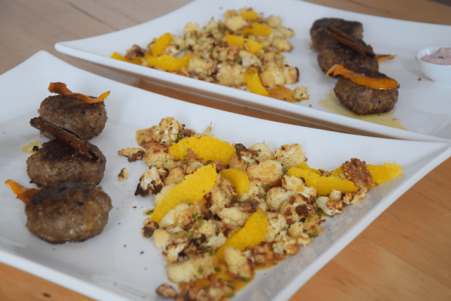 hirschfrikadellen-mit-preiselbeerschmand-und-blumenkohlsalat-8