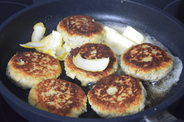 lachsfrikadellen-mit-meerrettich-lassi-und-creme-2