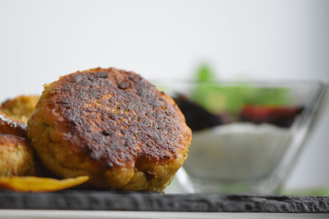 lachsfrikadellen-mit-meerrettich-lassi-und-creme-9