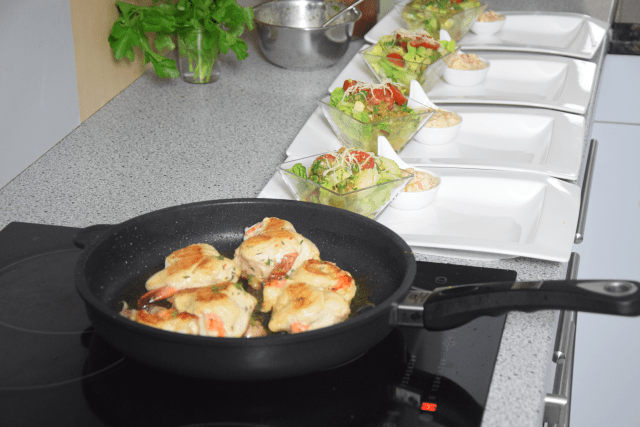 Garnelenhuhn mit Cocktailsauce im Salat (3).png