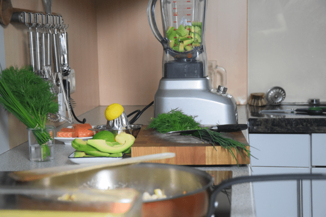 Salat mit Avocadocreme und Lachs (2).png