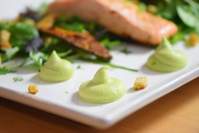 Salat mit Avocadocreme und Lachs (8)