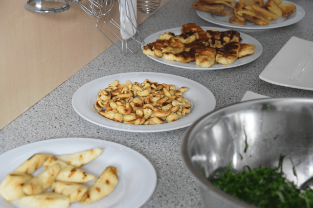 Zartbitterer Mangold-Salat mit Haloumi (3)