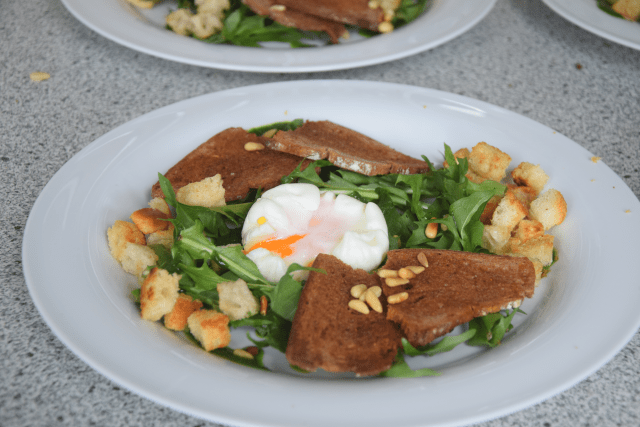 Pochiertes Ei mit Löwenzahn Lamm mit Morchelpolenta-Würfeln (11)