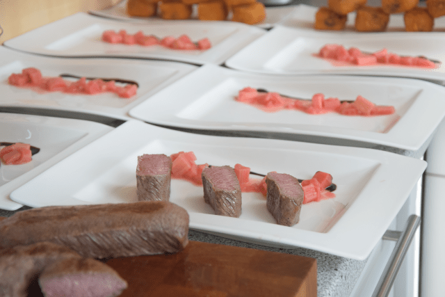 Pochiertes Ei mit Löwenzahn Lamm mit Morchelpolenta-Würfeln (13)