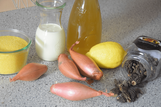 Pochiertes Ei mit Löwenzahn Lamm mit Morchelpolenta-Würfeln (2)