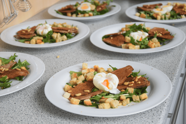 Pochiertes Ei mit Löwenzahn Lamm mit Morchelpolenta-Würfeln (9)