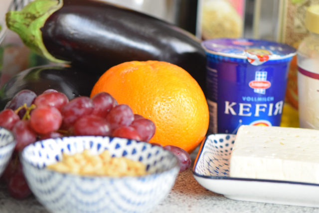 Gebackene Miso-Aubergine mit Schafkäse und Tahini-Kefir (1)