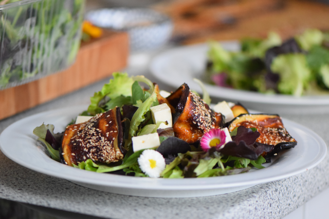 Gebackene Miso-Aubergine mit Schafkäse und Tahini-Kefir (2)