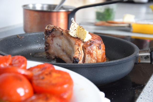 Kotelett mit Kapersauce und Gemüse der Saison (2)